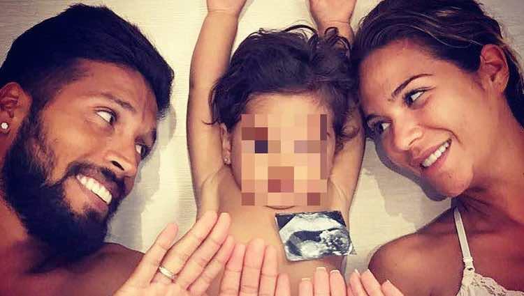 Tamara Gorro y Ezequiel Garay con su hija Shaila anunciando que su segundo hijo será niño