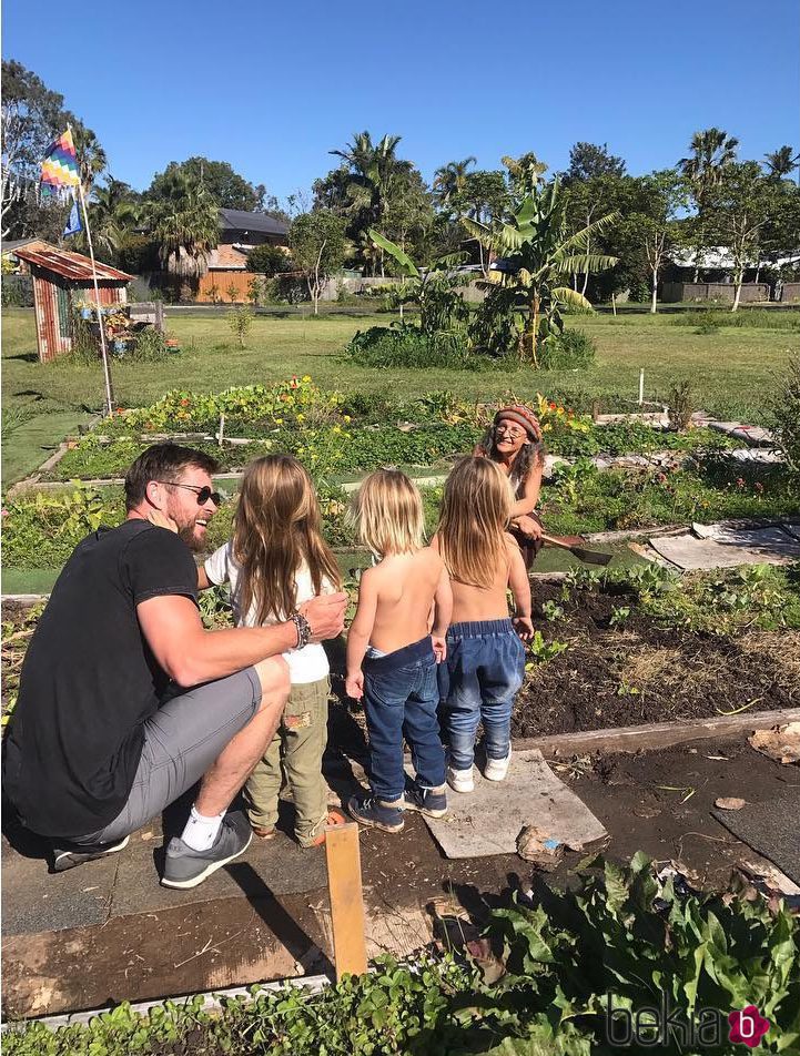 Chris Hemsworth junto a sus tres hijos