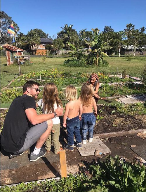 Chris Hemsworth junto a sus tres hijos