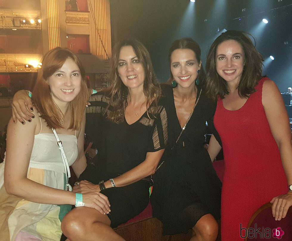 Paula Echevarría junto a varias amigas en el concierto de Sting en Madrid