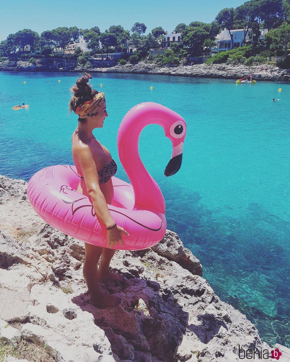 Anabel Pantoja en la playa posando con el famoso flamenco rosa