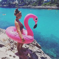 Anabel Pantoja en la playa posando con el famoso flamenco rosa