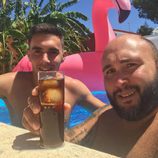 Kiko Rivera en la piscina junto al famoso flamenco rosa