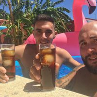 Kiko Rivera en la piscina junto al famoso flamenco rosa