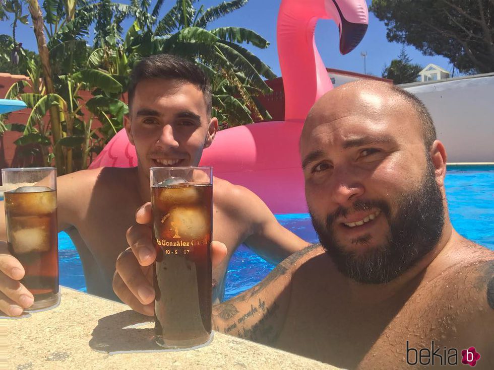 Kiko Rivera en la piscina junto al famoso flamenco rosa