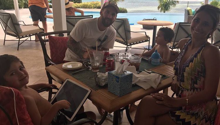 Leo Messi y Antonella Roccuzzo, de luna de miel con sus hijos