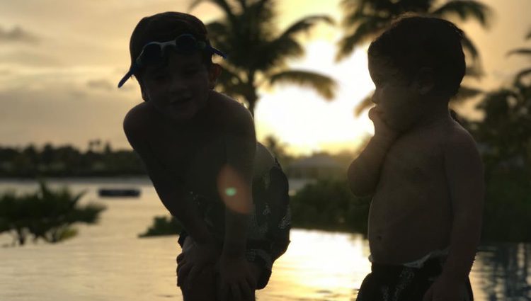 Thiago y Mateo, hijos de Leo Messi y Antonella Roccuzzo, en la luna de miel de sus padres