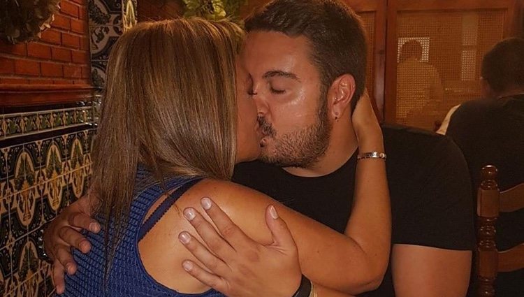 Miguel Marcos besando a Belén Esteban durante la fiesta de su 30 cumpleaños