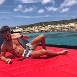 Marco Ferri luciendo cuerpazo en bañador en la cubierto de un barco en Formentera