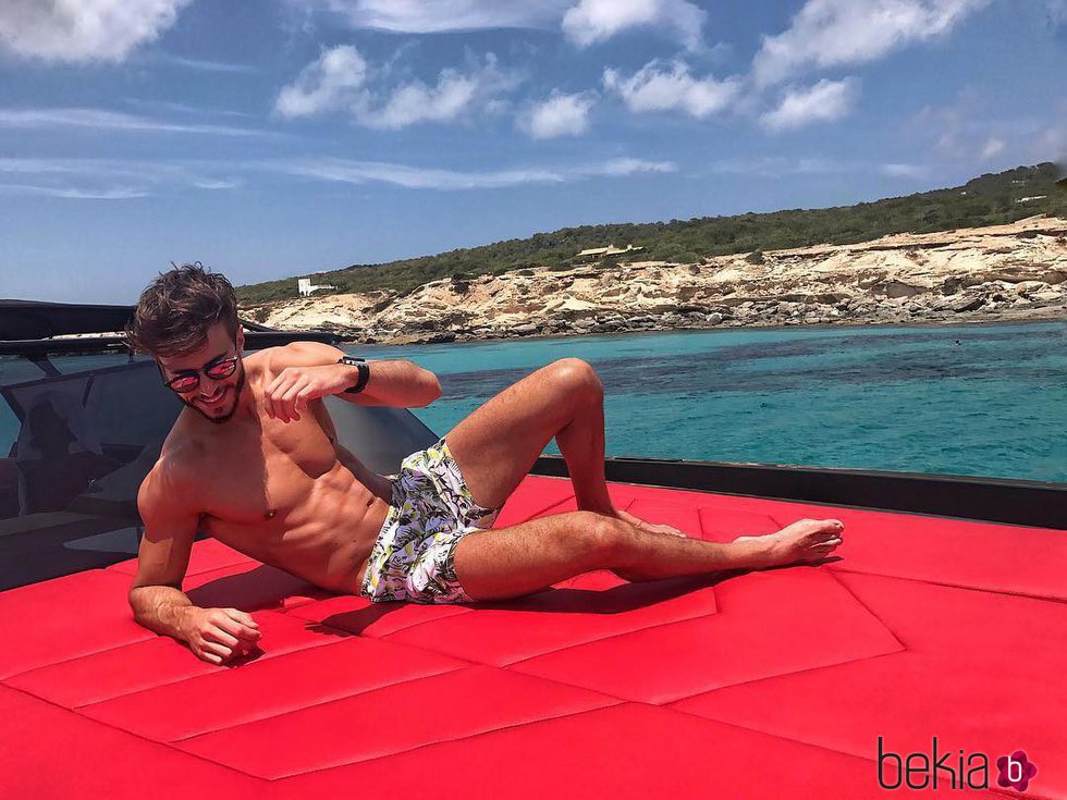 Marco Ferri luciendo cuerpazo en bañador en la cubierto de un barco en Formentera