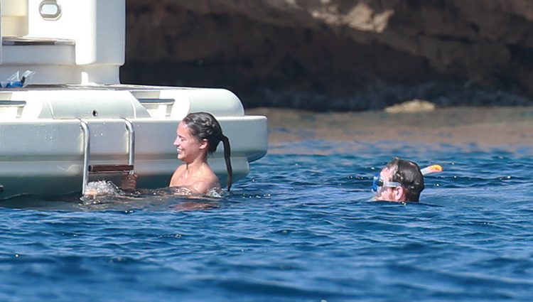 Michael Fassbender y Alicia Vikander disfrutando unos días en Formentera