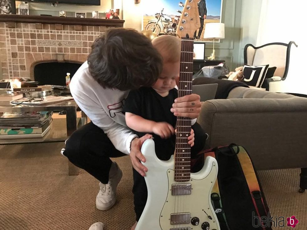 Louis Tomlinson enseñando a su hijo Freddie a tocar la guitarra