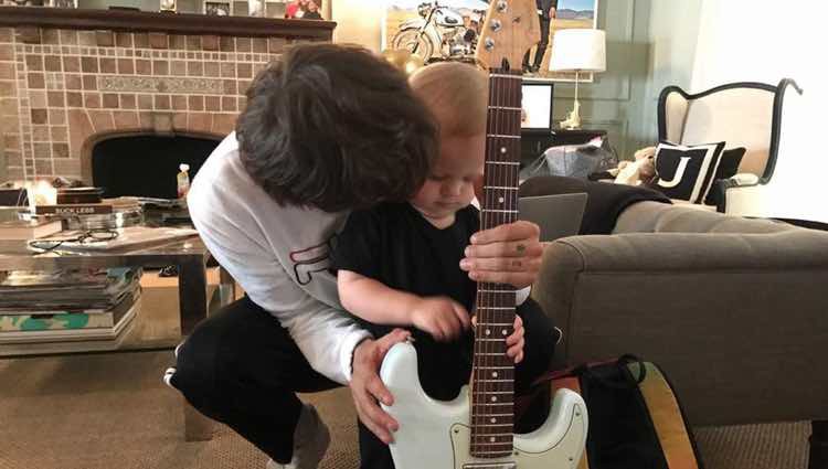 Louis Tomlinson enseñando a su hijo Freddie a tocar la guitarra