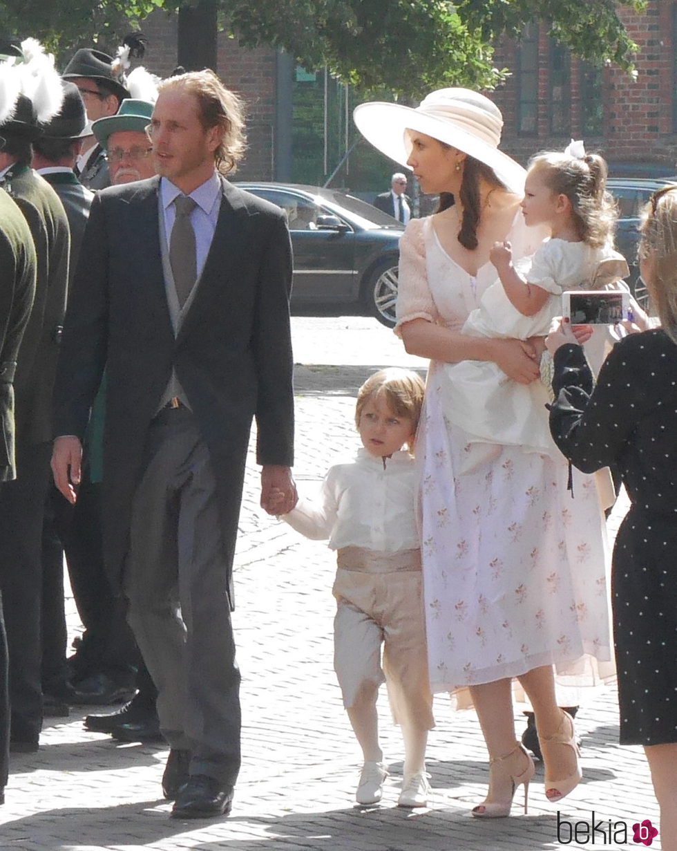 Andrea Casiraghi y Tatiana Santo Domingo con sus hijos en la boda de Ernst August de Hannover