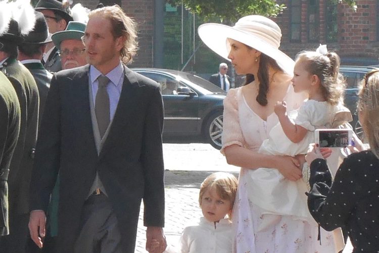 Andrea Casiraghi y Tatiana Santo Domingo con sus hijos en la boda de Ernst August de Hannover