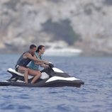 Cristiano Ronaldo y Georgina Rodríguez montando en una moto acuática en Ibiza