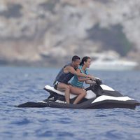 Cristiano Ronaldo y Georgina Rodríguez montando en una moto acuática en Ibiza