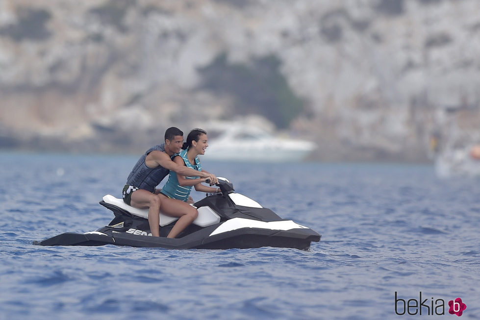 Cristiano Ronaldo y Georgina Rodríguez montando en una moto acuática en Ibiza