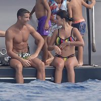 Cristiano Ronaldo y Georgina Rodríguez charlando en un yate