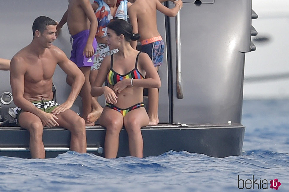 Cristiano Ronaldo y Georgina Rodríguez charlando en un yate