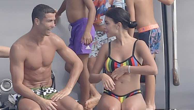 Cristiano Ronaldo y Georgina Rodríguez charlando en un yate