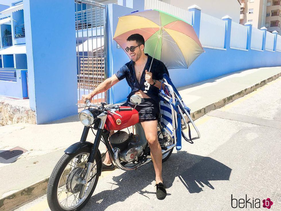 Miguel Ángel Silvestre montando en moto por Alicante