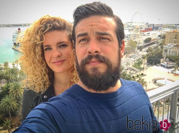 Sheila posando junto a su hermano, Mario Casas