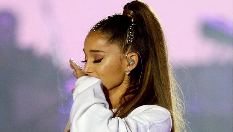 Ariana Grande emocionada en su concierto One Love Manchester