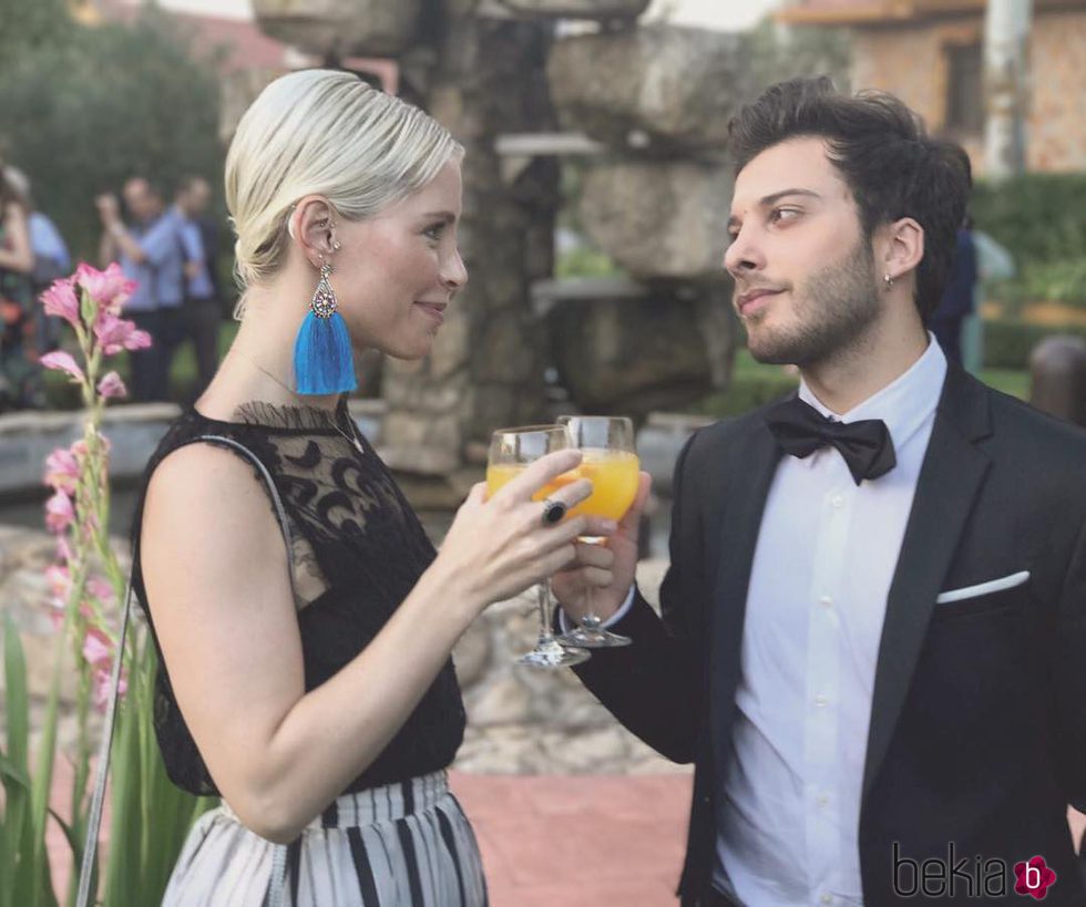 Blas Cantó y Soraya Arnelas brindan en una boda