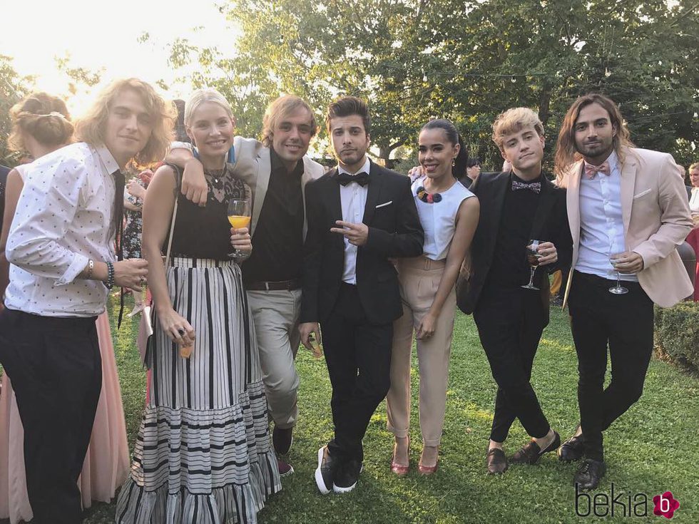 Manel Navarro, Beatriz Luengo, Blas Cantó, Soraya y Carlos Marco en una boda