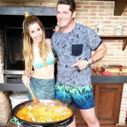 Manu Tenorio y Natalia Rodríguez haciendo paella en un reencuentro rural de 'Operación Triunfo 1'