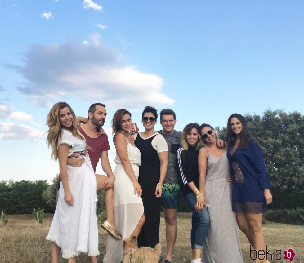 Natalia, Alejandro Parreño, Geno Machado, Rosa López, Manu Tenorio, Gisela, Chenoa y Nuria Fergó en un reencuentro rural de 'Operación Triunfo 1'