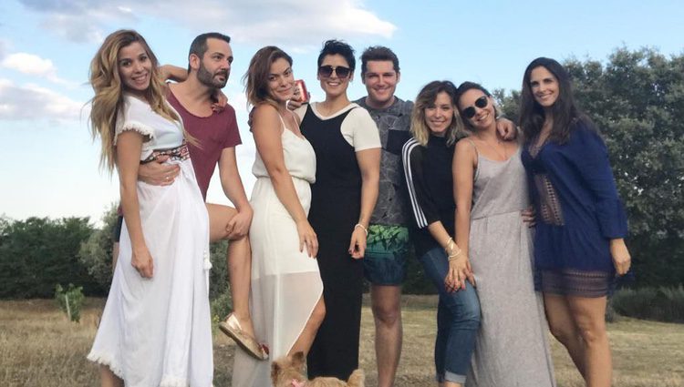 Natalia, Alejandro Parreño, Geno Machado, Rosa López, Manu Tenorio, Gisela, Chenoa y Nuria Fergó en un reencuentro rural de 'Operación Triunfo 1'