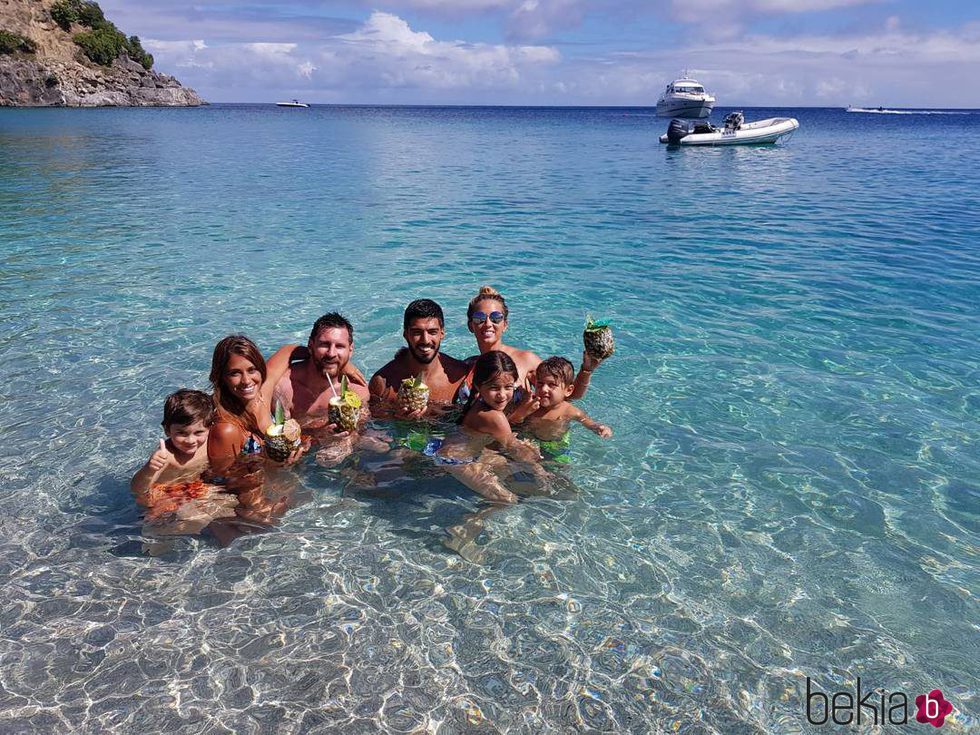 Antonella Roccuzzo, Leo Messi, Luis Suárez y Sofía Balbi en la luna de miel de los primeros