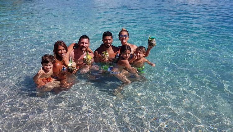 Antonella Roccuzzo, Leo Messi, Luis Suárez y Sofía Balbi en la luna de miel de los primeros