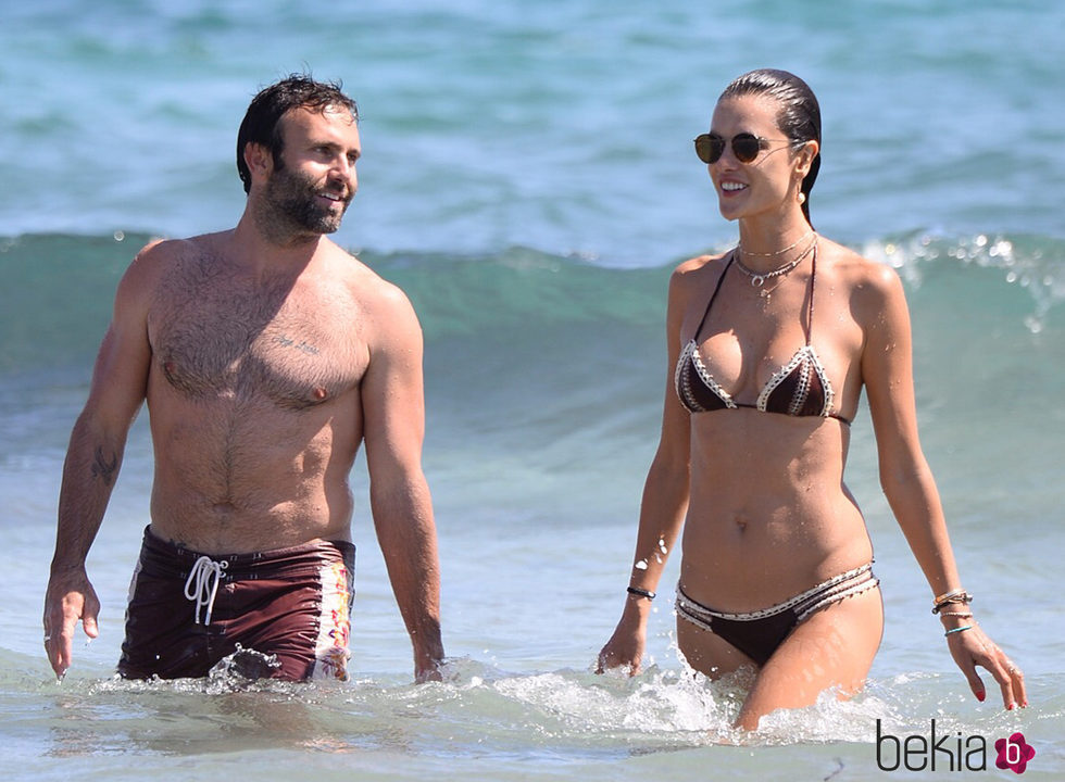 Alessandra Ambrosio y Jamie Mazur durante sus vacaciones en Ibiza