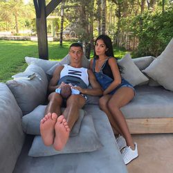 Cristiano Ronaldo posando con su novia Georgina Rodríguez y su hijo Mateo