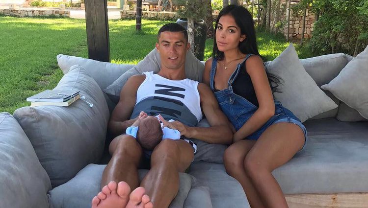 Cristiano Ronaldo posando con su novia Georgina Rodríguez y su hijo Mateo