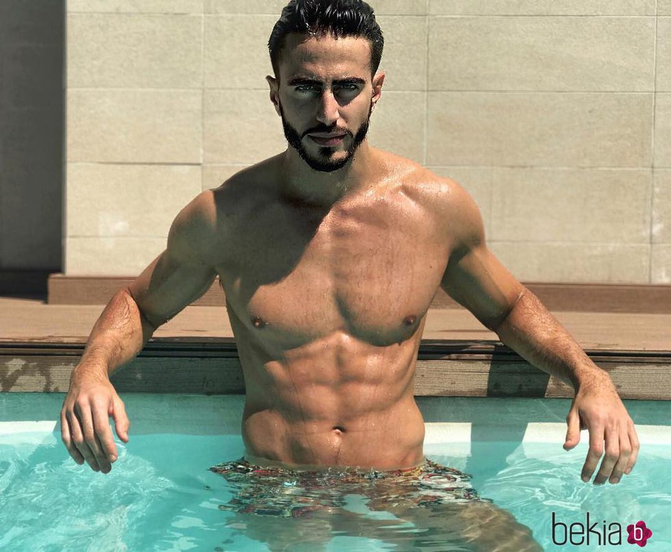 Marco Ferri luciendo cuerpazo dándose un chapuzón en la piscina