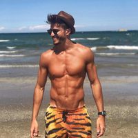 Marco Ferri presumiendo de cuerpo con un bañador de tigre