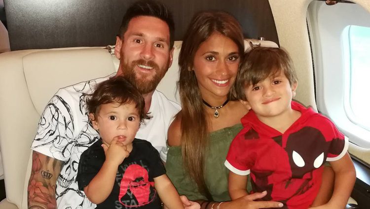 Leo Messi y Antonella Roccuzzo regresando de su luna de miel con sus dos hijos