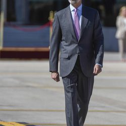 El Rey Felipe en el aeropuerto de Barajas antes de coger el vuelo para dar comienzo a su Viaje de Estado a Reino Unido