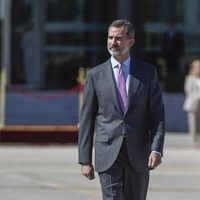 El Rey Felipe en el aeropuerto de Barajas antes de coger el vuelo para dar comienzo a su Viaje de Estado a Reino Unido