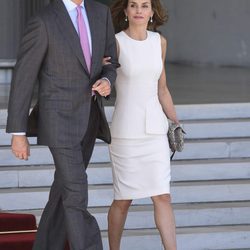 Los Reyes Felipe y Letizia en su despedida en Barajas al comienzo de su Viaje de Estado a Reino Unido