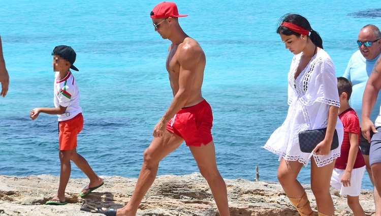 Cristiano Ronaldo, Georgina Rodríguez y Cristiano Ronaldo Junior en Formentera