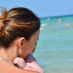 Helen Lindes disfrutando del primer día de playa de su hijo Alan