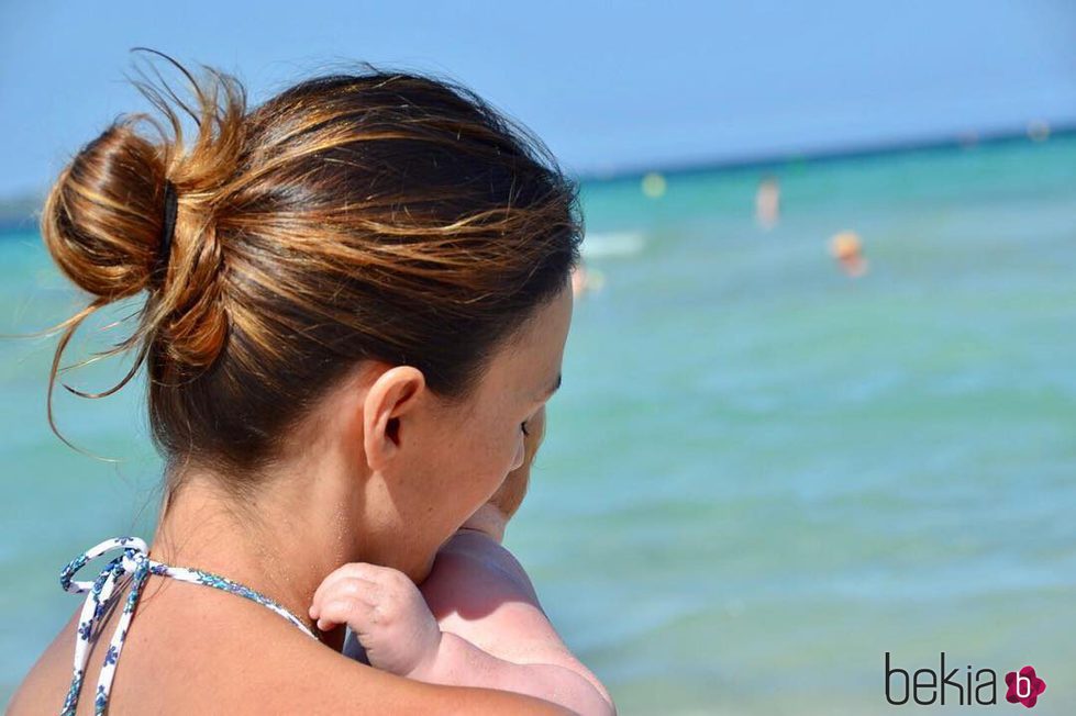 Helen Lindes disfrutando del primer día de playa de su hijo Alan