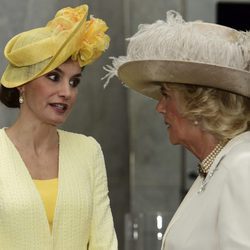 La Reina Letizia habla con Camilla Parker al comienzo de su Viaje de Estado a Reino Unido