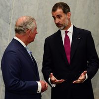 El Rey Felipe habla con el Príncipe Carlos al comienzo de su Viaje de Estado a Reino Unido