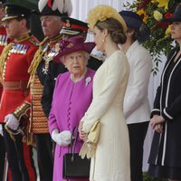 La Reina Isabel charla con la Reina Letizia en la ceremonia de bienvenida a los Reyes de España por su Viaje de Estado a Reino Unido